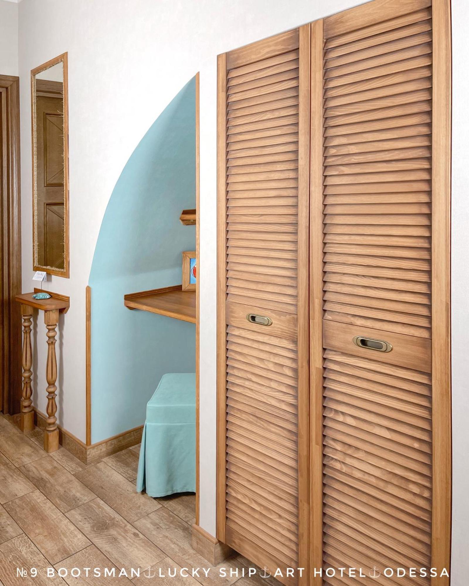 Lucky Ship Art Hotel أوديسا الغرفة الصورة